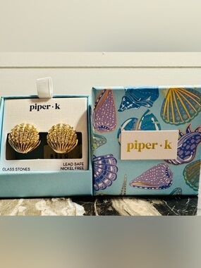 NWT Piper.K Gold Shell Stud Earrings